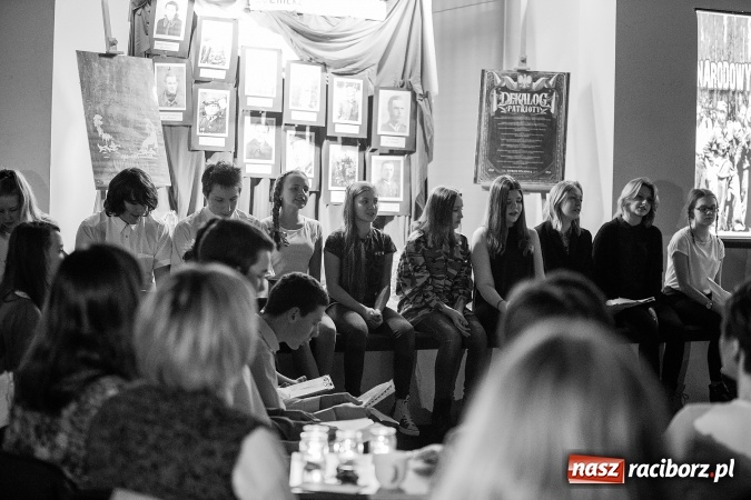 Zdjęcie w galerii na portalu naszraciborz.pl: Wieczorek poetycki w Gimnazjum nr 5 wiadomości z regionu