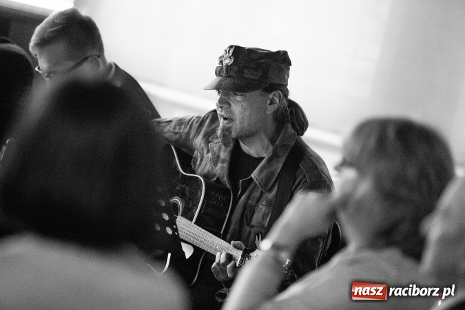 Zdjęcie w galerii na portalu naszraciborz.pl: Wieczorek poetycki w Gimnazjum nr 5 wiadomości z regionu