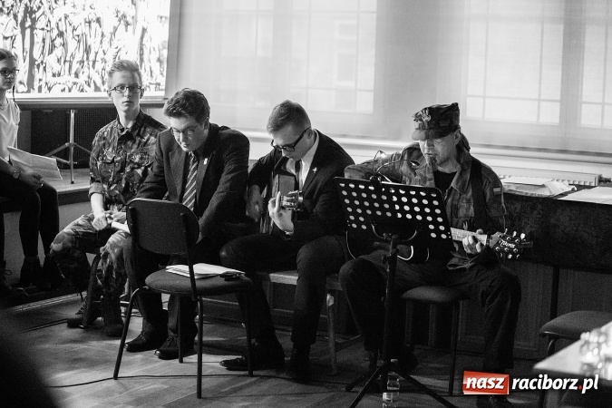 Zdjęcie w galerii na portalu naszraciborz.pl: Wieczorek poetycki w Gimnazjum nr 5 wiadomości z regionu