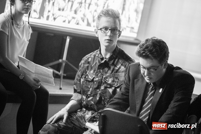 Zdjęcie w galerii na portalu naszraciborz.pl: Wieczorek poetycki w Gimnazjum nr 5 wiadomości z regionu