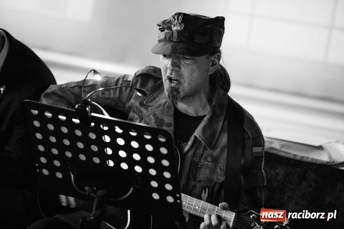 Zdjęcie w galerii na portalu naszraciborz.pl: Wieczorek poetycki w Gimnazjum nr 5 wiadomości z regionu