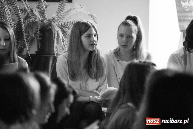 Zdjęcie w galerii na portalu naszraciborz.pl: Wieczorek poetycki w Gimnazjum nr 5 wiadomości z regionu