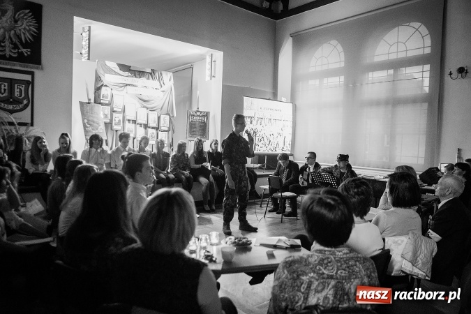 Zdjęcie w galerii na portalu naszraciborz.pl: Wieczorek poetycki w Gimnazjum nr 5 wiadomości z regionu