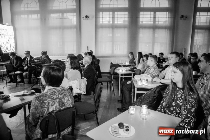 Zdjęcie w galerii na portalu naszraciborz.pl: Wieczorek poetycki w Gimnazjum nr 5 wiadomości z regionu