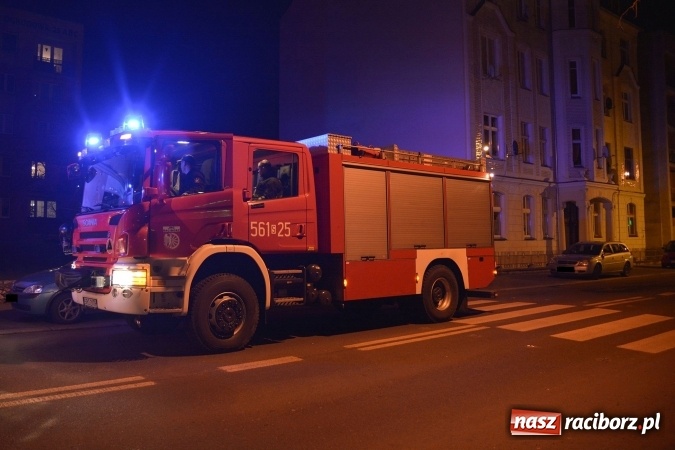 Zdjęcie w galerii na portalu naszraciborz.pl: Gorący wieczór raciborskich strażaków - akcje w Kauflandzie i na Ogrodowej  wiadomości z regionu