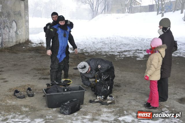 Zdjęcie w galerii na portalu naszraciborz.pl: Marian Hampel przepłynął dziś Odrę wiadomości z regionu