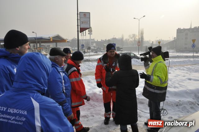 Zdjęcie w galerii na portalu naszraciborz.pl: Marian Hampel przepłynął dziś Odrę wiadomości z regionu