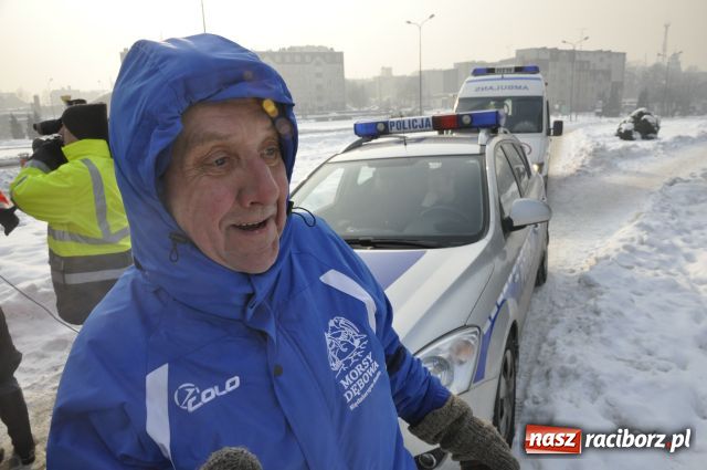 Zdjęcie w galerii na portalu naszraciborz.pl: Marian Hampel przepłynął dziś Odrę wiadomości z regionu