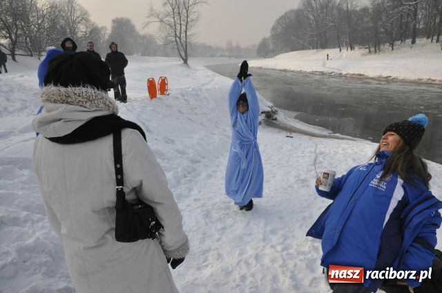 Zdjęcie w galerii na portalu naszraciborz.pl: Marian Hampel przepłynął dziś Odrę wiadomości z regionu