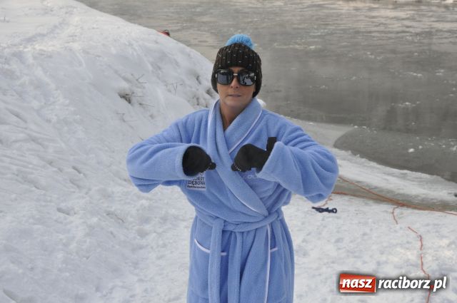 Zdjęcie w galerii na portalu naszraciborz.pl: Marian Hampel przepłynął dziś Odrę wiadomości z regionu