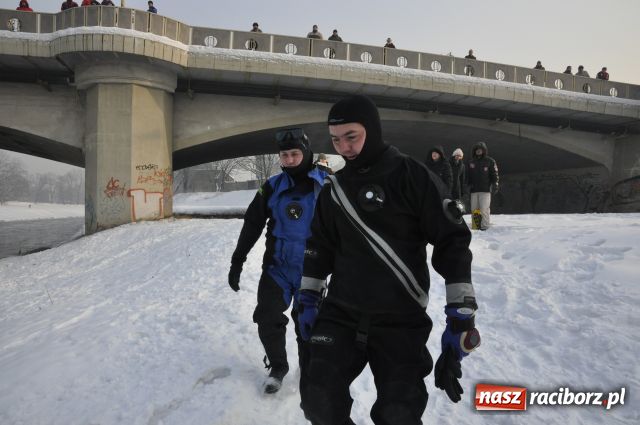 Zdjęcie w galerii na portalu naszraciborz.pl: Marian Hampel przepłynął dziś Odrę wiadomości z regionu