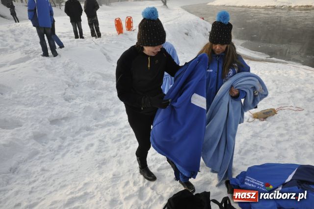 Zdjęcie w galerii na portalu naszraciborz.pl: Marian Hampel przepłynął dziś Odrę wiadomości z regionu