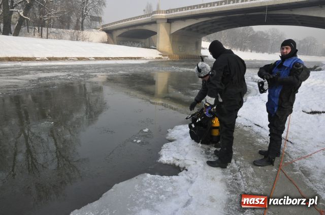 Zdjęcie w galerii na portalu naszraciborz.pl: Marian Hampel przepłynął dziś Odrę wiadomości z regionu
