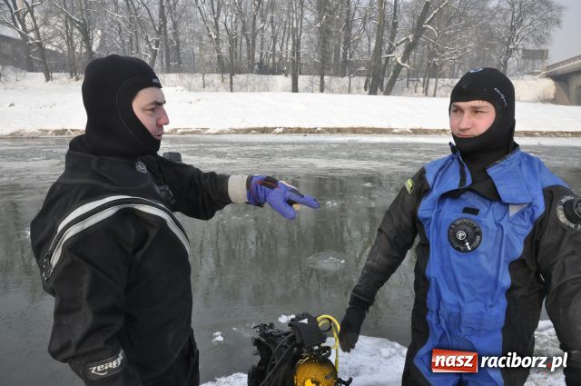 Zdjęcie w galerii na portalu naszraciborz.pl: Marian Hampel przepłynął dziś Odrę wiadomości z regionu