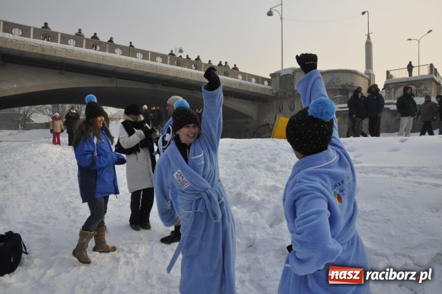 Zdjęcie w galerii na portalu naszraciborz.pl: Marian Hampel przepłynął dziś Odrę wiadomości z regionu