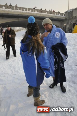 Zdjęcie w galerii na portalu naszraciborz.pl: Marian Hampel przepłynął dziś Odrę wiadomości z regionu