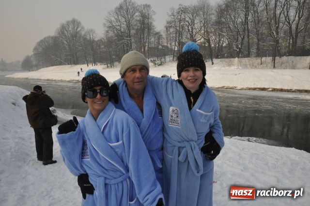 Zdjęcie w galerii na portalu naszraciborz.pl: Marian Hampel przepłynął dziś Odrę wiadomości z regionu