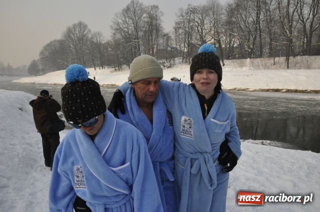 Zdjęcie w galerii na portalu naszraciborz.pl: Marian Hampel przepłynął dziś Odrę wiadomości z regionu