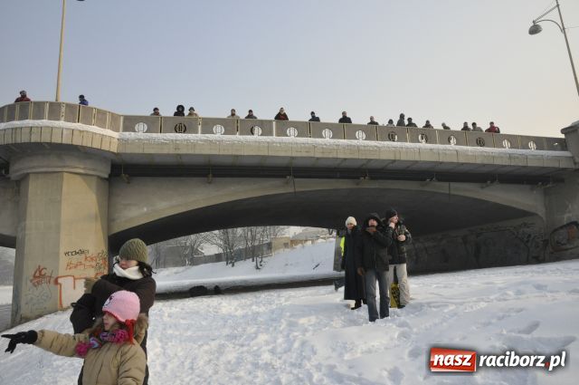 Zdjęcie w galerii na portalu naszraciborz.pl: Marian Hampel przepłynął dziś Odrę wiadomości z regionu
