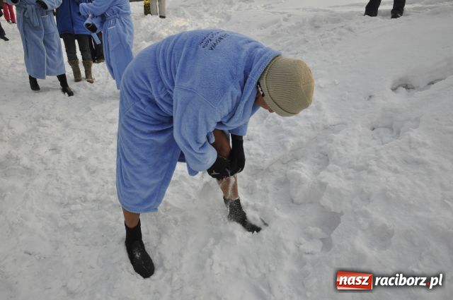 Zdjęcie w galerii na portalu naszraciborz.pl: Marian Hampel przepłynął dziś Odrę wiadomości z regionu
