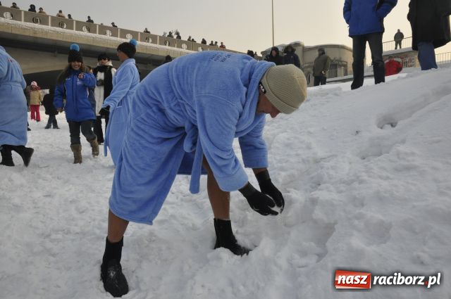 Zdjęcie w galerii na portalu naszraciborz.pl: Marian Hampel przepłynął dziś Odrę wiadomości z regionu