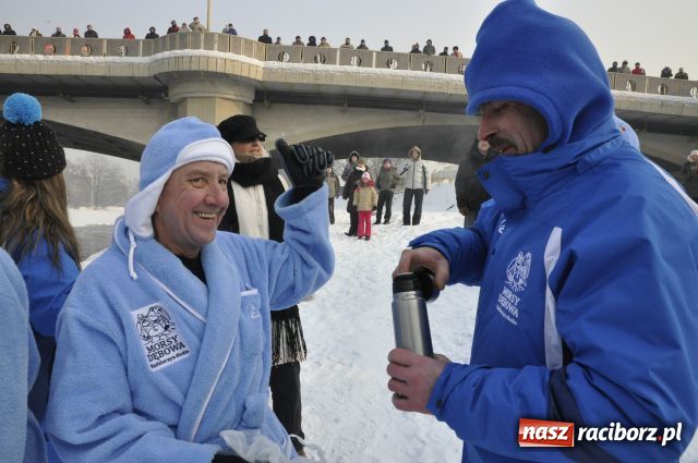 Zdjęcie w galerii na portalu naszraciborz.pl: Marian Hampel przepłynął dziś Odrę wiadomości z regionu