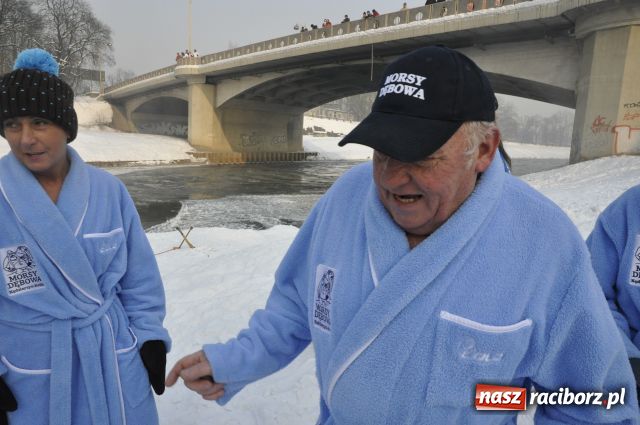 Zdjęcie w galerii na portalu naszraciborz.pl: Marian Hampel przepłynął dziś Odrę wiadomości z regionu