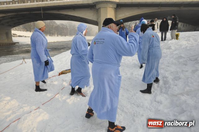 Zdjęcie w galerii na portalu naszraciborz.pl: Marian Hampel przepłynął dziś Odrę wiadomości z regionu