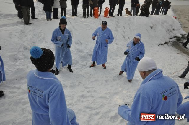Zdjęcie w galerii na portalu naszraciborz.pl: Marian Hampel przepłynął dziś Odrę wiadomości z regionu