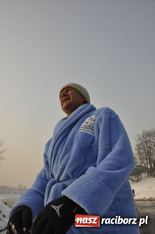 Zdjęcie w galerii na portalu naszraciborz.pl: Marian Hampel przepłynął dziś Odrę wiadomości z regionu