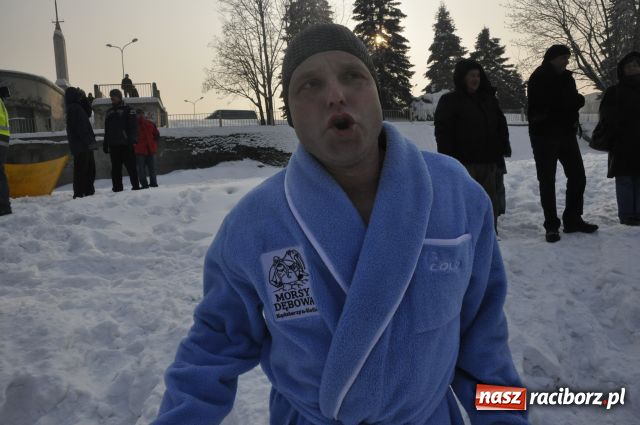 Zdjęcie w galerii na portalu naszraciborz.pl: Marian Hampel przepłynął dziś Odrę wiadomości z regionu