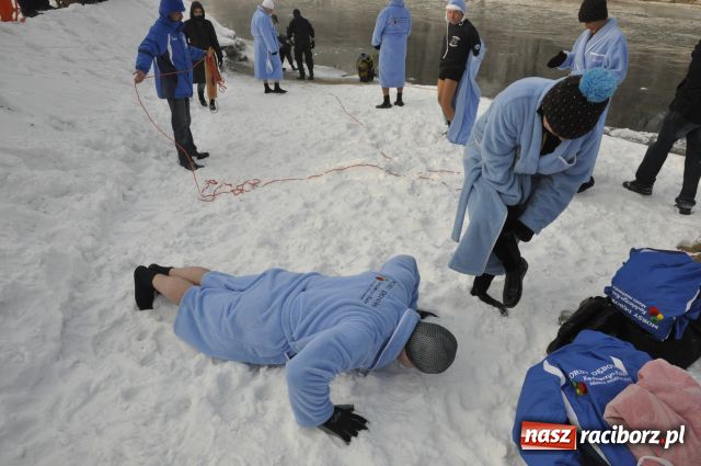 Zdjęcie w galerii na portalu naszraciborz.pl: Marian Hampel przepłynął dziś Odrę wiadomości z regionu