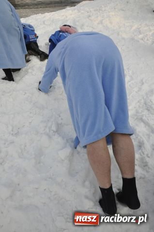 Zdjęcie w galerii na portalu naszraciborz.pl: Marian Hampel przepłynął dziś Odrę wiadomości z regionu