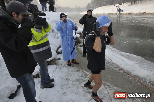 Zdjęcie w galerii na portalu naszraciborz.pl: Marian Hampel przepłynął dziś Odrę wiadomości z regionu