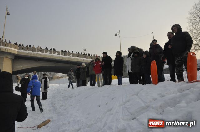 Zdjęcie w galerii na portalu naszraciborz.pl: Marian Hampel przepłynął dziś Odrę wiadomości z regionu