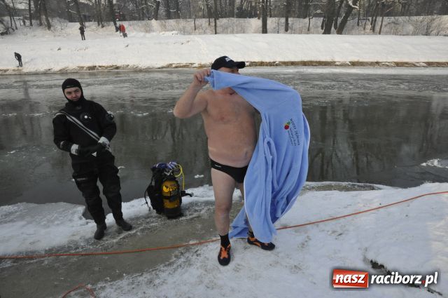 Zdjęcie w galerii na portalu naszraciborz.pl: Marian Hampel przepłynął dziś Odrę wiadomości z regionu