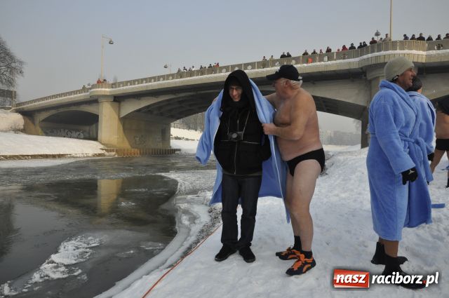 Zdjęcie w galerii na portalu naszraciborz.pl: Marian Hampel przepłynął dziś Odrę wiadomości z regionu