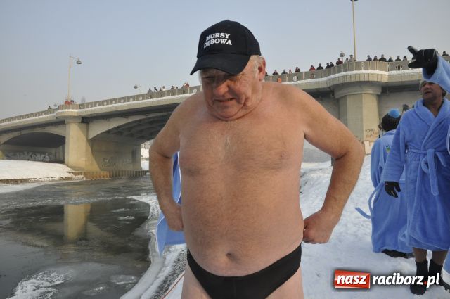Zdjęcie w galerii na portalu naszraciborz.pl: Marian Hampel przepłynął dziś Odrę wiadomości z regionu
