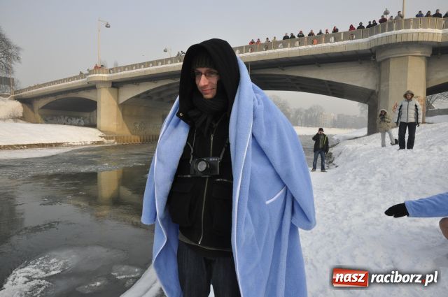 Zdjęcie w galerii na portalu naszraciborz.pl: Marian Hampel przepłynął dziś Odrę wiadomości z regionu