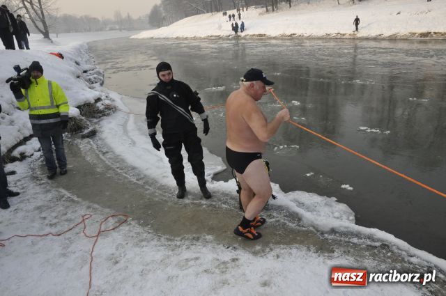 Zdjęcie w galerii na portalu naszraciborz.pl: Marian Hampel przepłynął dziś Odrę wiadomości z regionu