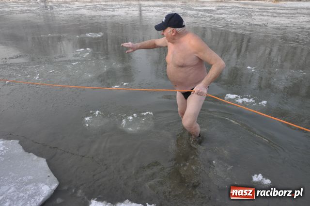 Zdjęcie w galerii na portalu naszraciborz.pl: Marian Hampel przepłynął dziś Odrę wiadomości z regionu