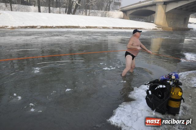 Zdjęcie w galerii na portalu naszraciborz.pl: Marian Hampel przepłynął dziś Odrę wiadomości z regionu