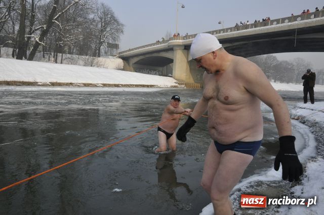 Zdjęcie w galerii na portalu naszraciborz.pl: Marian Hampel przepłynął dziś Odrę wiadomości z regionu
