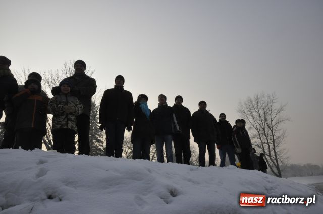 Zdjęcie w galerii na portalu naszraciborz.pl: Marian Hampel przepłynął dziś Odrę wiadomości z regionu