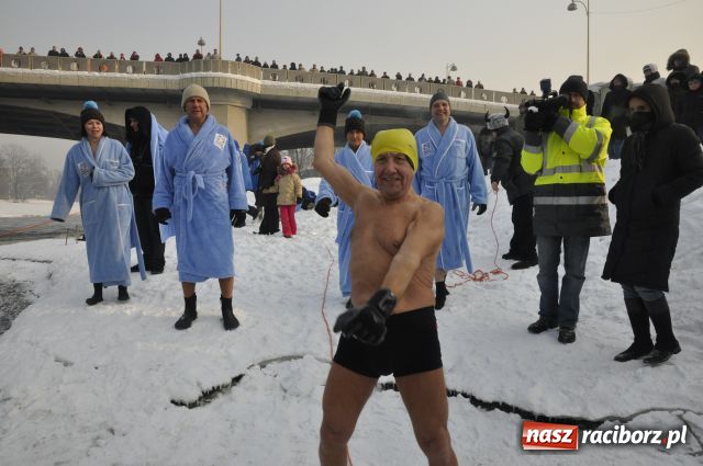 Zdjęcie w galerii na portalu naszraciborz.pl: Marian Hampel przepłynął dziś Odrę wiadomości z regionu
