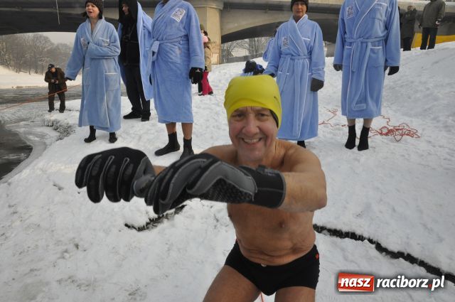 Zdjęcie w galerii na portalu naszraciborz.pl: Marian Hampel przepłynął dziś Odrę wiadomości z regionu