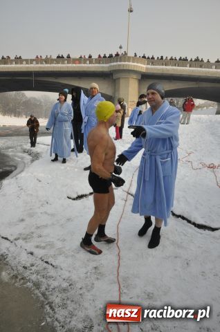 Zdjęcie w galerii na portalu naszraciborz.pl: Marian Hampel przepłynął dziś Odrę wiadomości z regionu