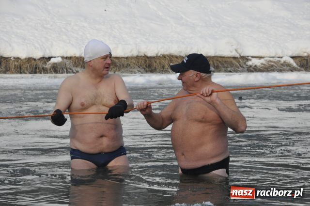 Zdjęcie w galerii na portalu naszraciborz.pl: Marian Hampel przepłynął dziś Odrę wiadomości z regionu