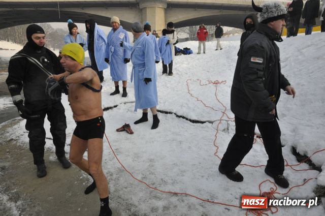 Zdjęcie w galerii na portalu naszraciborz.pl: Marian Hampel przepłynął dziś Odrę wiadomości z regionu