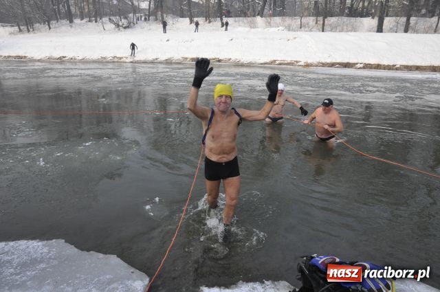 Zdjęcie w galerii na portalu naszraciborz.pl: Marian Hampel przepłynął dziś Odrę wiadomości z regionu